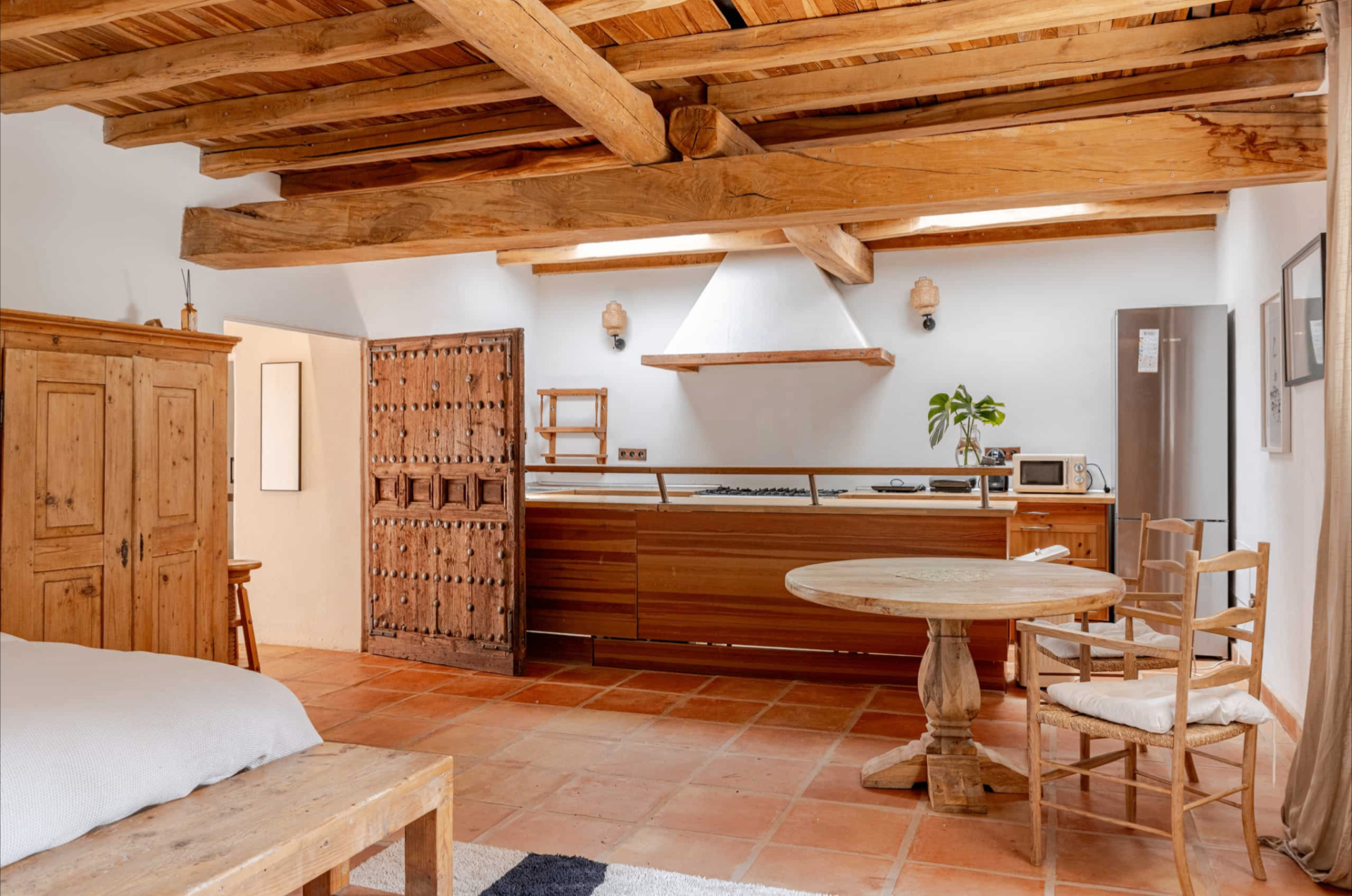 Bedroom with kitchenette and dining table