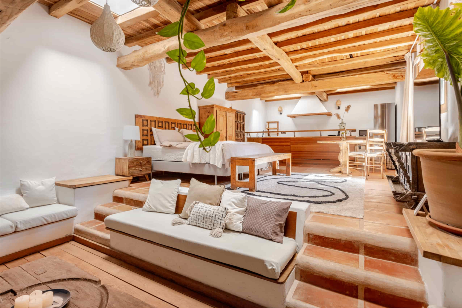 Open-plan bedroom with lounge