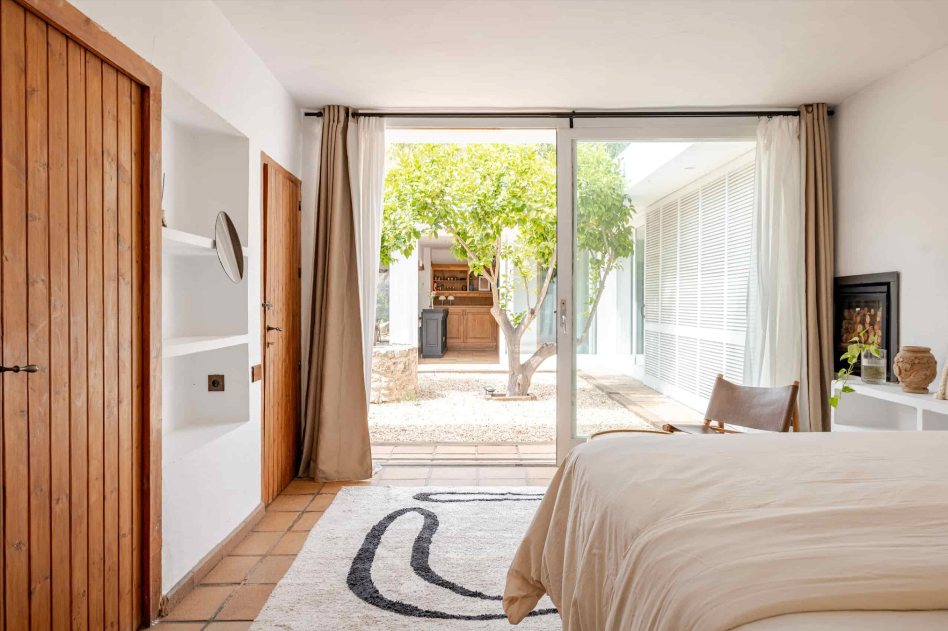 Bright bedroom opening onto the courtyard