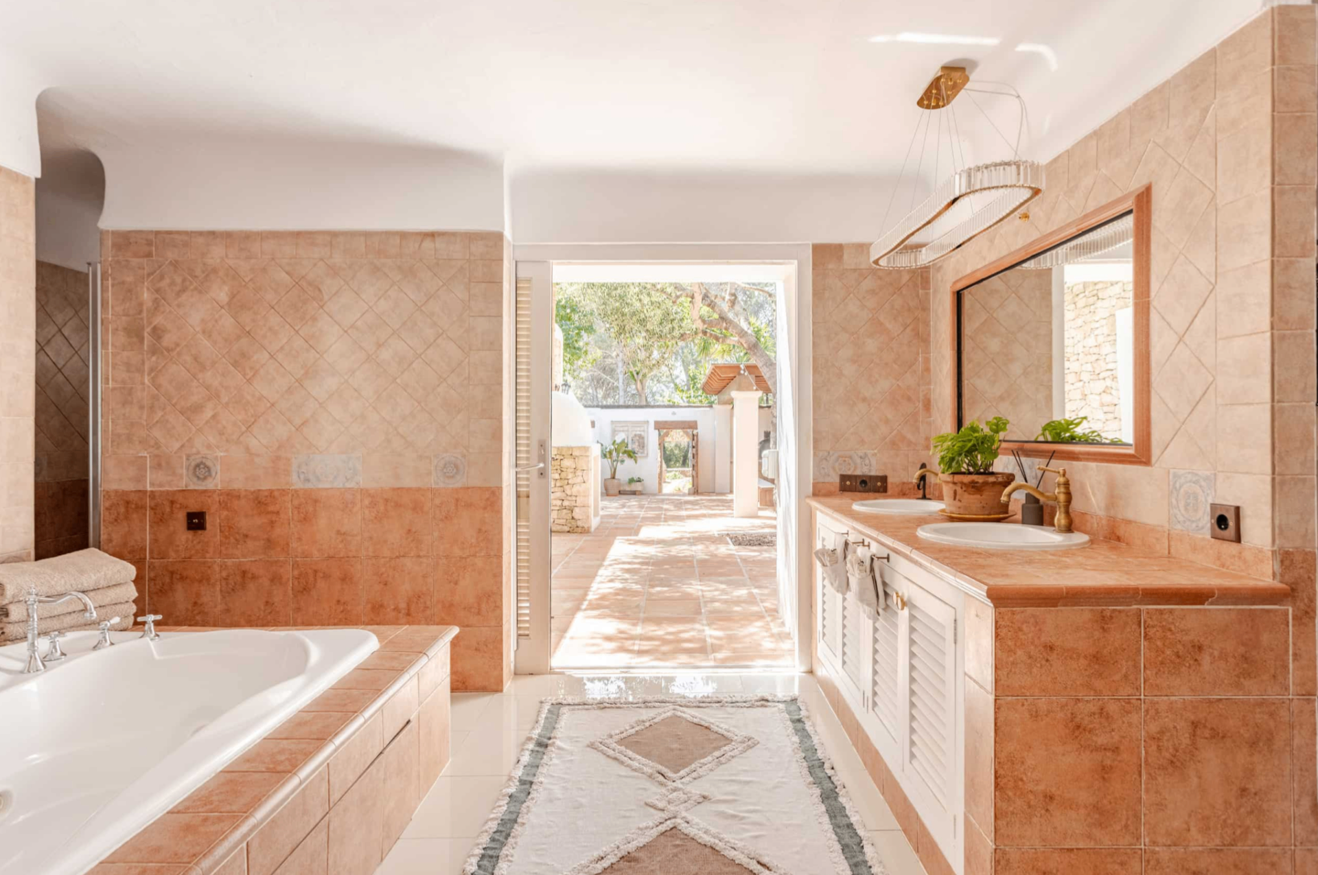 Bathroom opening onto the courtyard