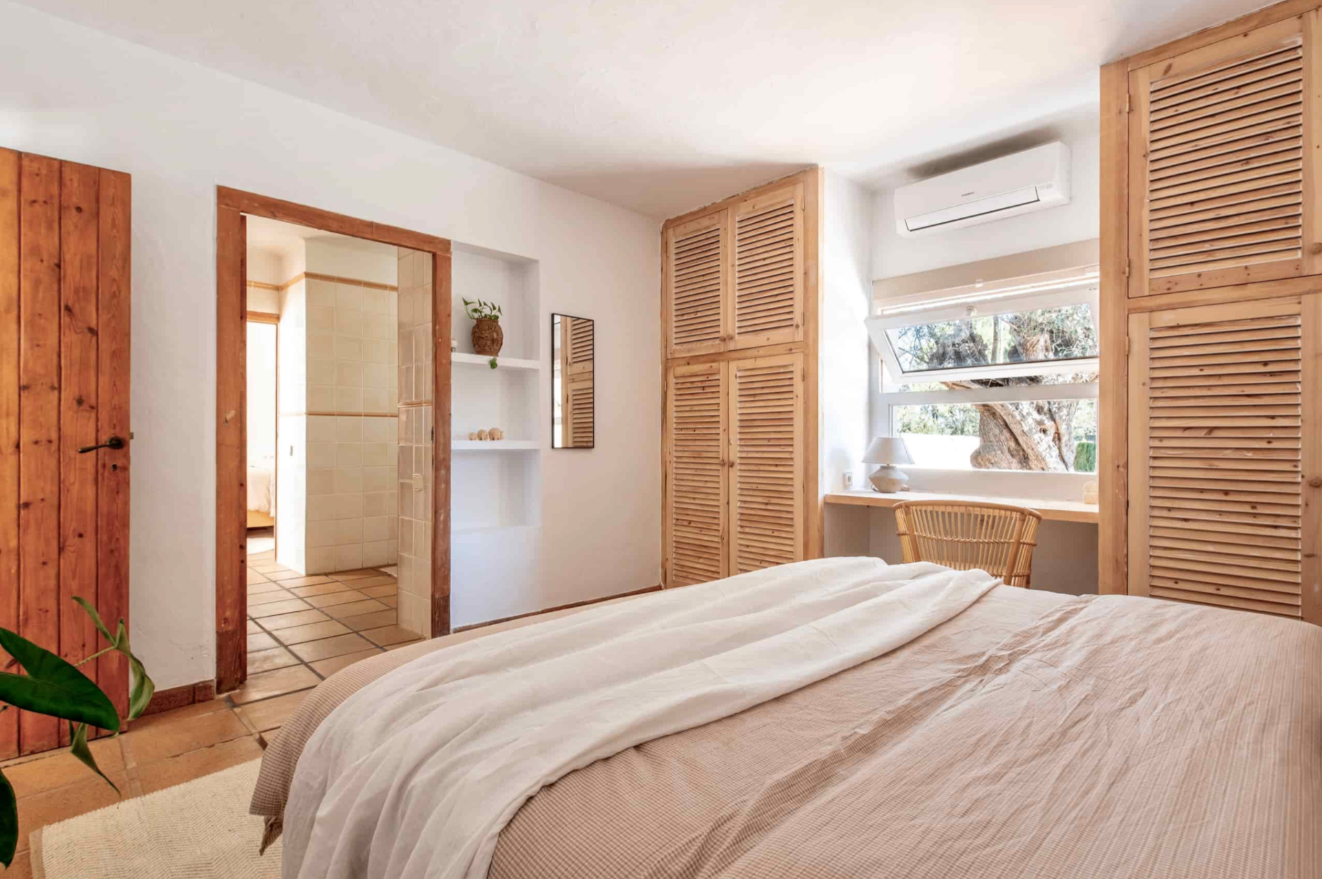 Bedroom with en-suite bathroom