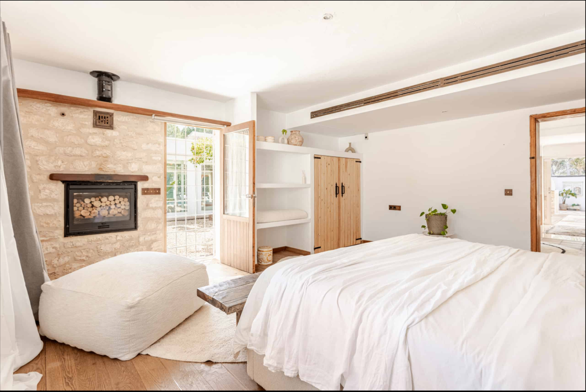 Bedroom opening onto the courtyard