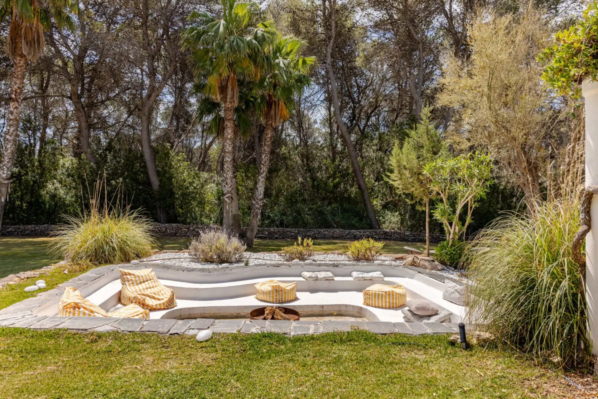 Sunken fire pit lounge