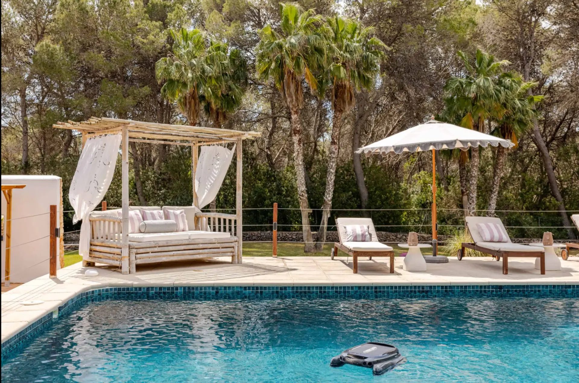 Private pool with daybed